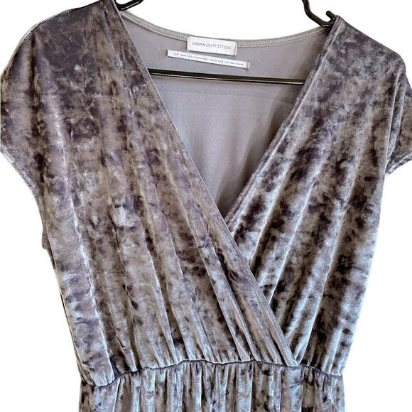 URBAN OUTFITTERS Isabella Velvet Jumpsuit Size Small - Picture 7 of 11